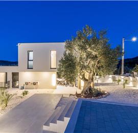 4 bedroom villa with heated pool and sea view in Vinišće, sleeps 8